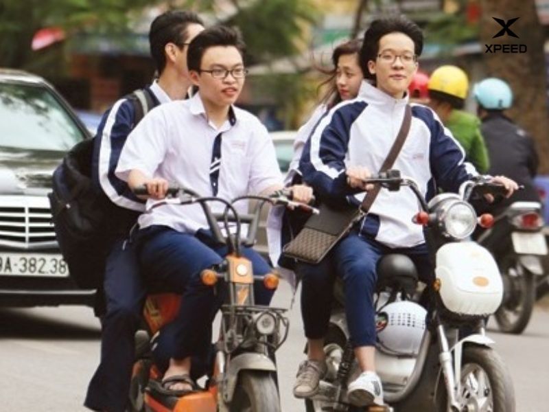 Đi xe máy điện có phải đội mũ bảo hiểm không