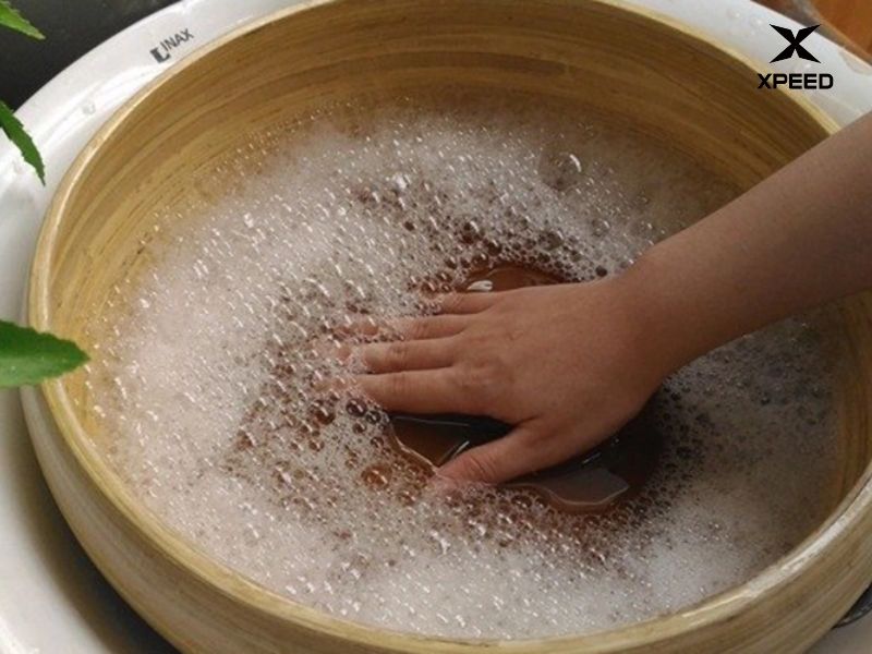 Một thau nước sạch pha dầu gội