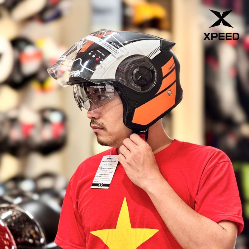 thử mũ bảo hiểm tại cửa hàng