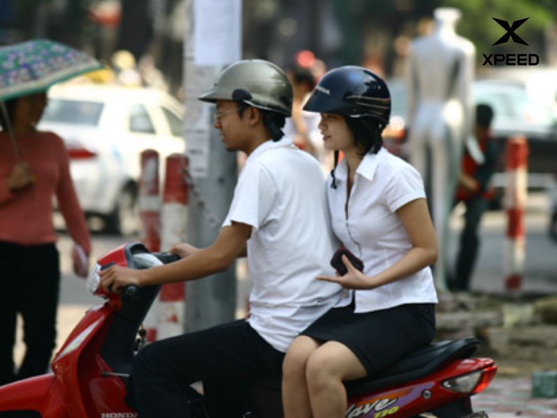 Đội mũ bảo hiểm không cài quai đúng quy cách