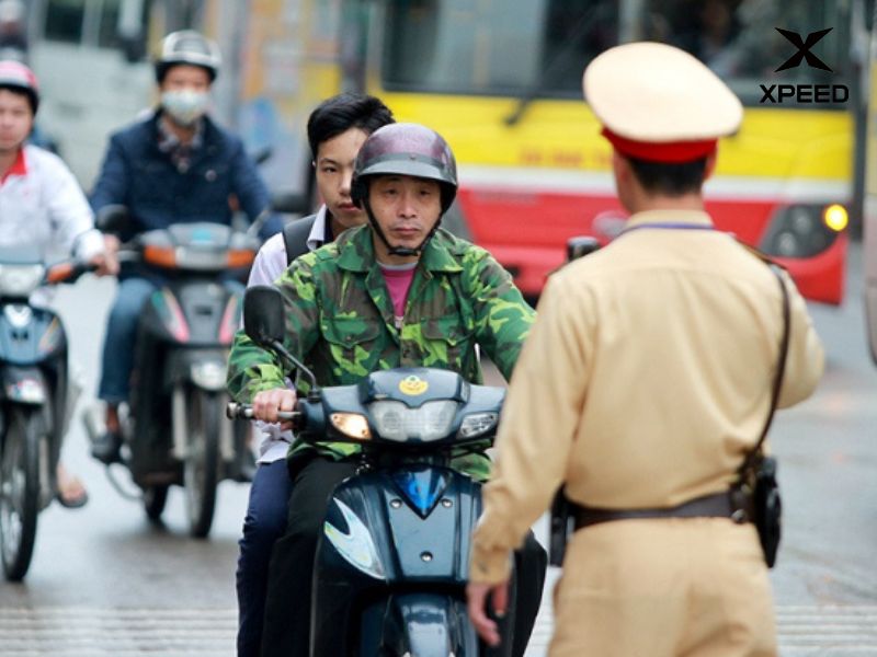 Người ngồi sau không đội mũ bảo hiểm