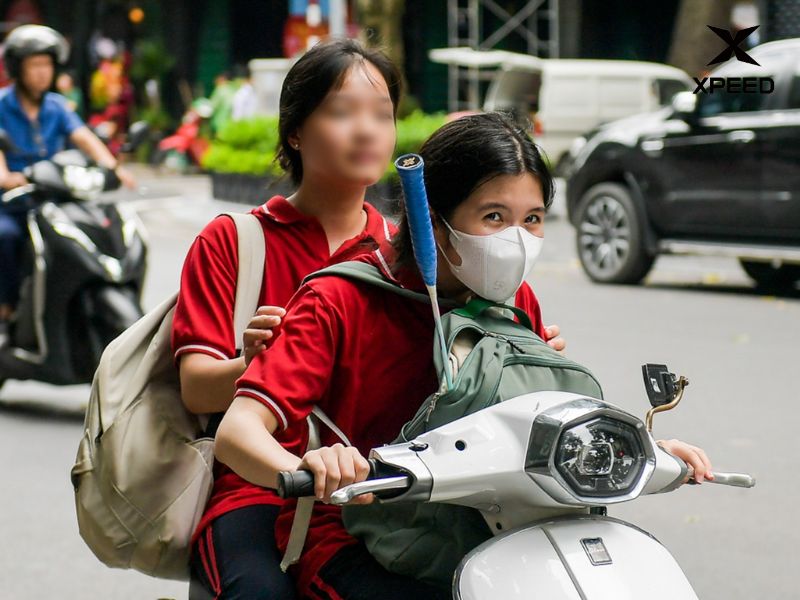 Sử dụng xe điện, xe máy điện không đội mũ bảo hiểm