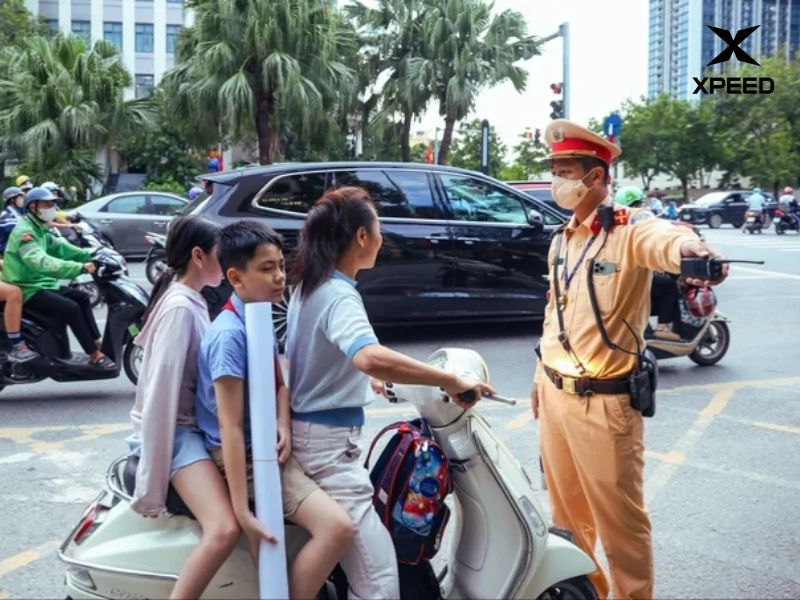 Trẻ em trên 6 tuổi không sử dụng mũ bảo hiểm