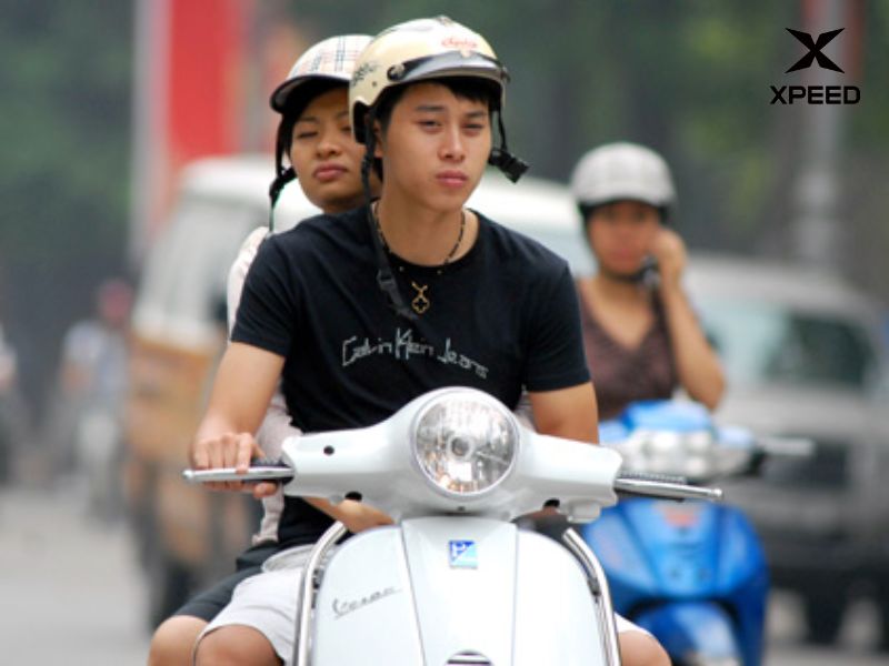 Đội mũ bảo hiểm nhưng không cài quai đúng quy cách