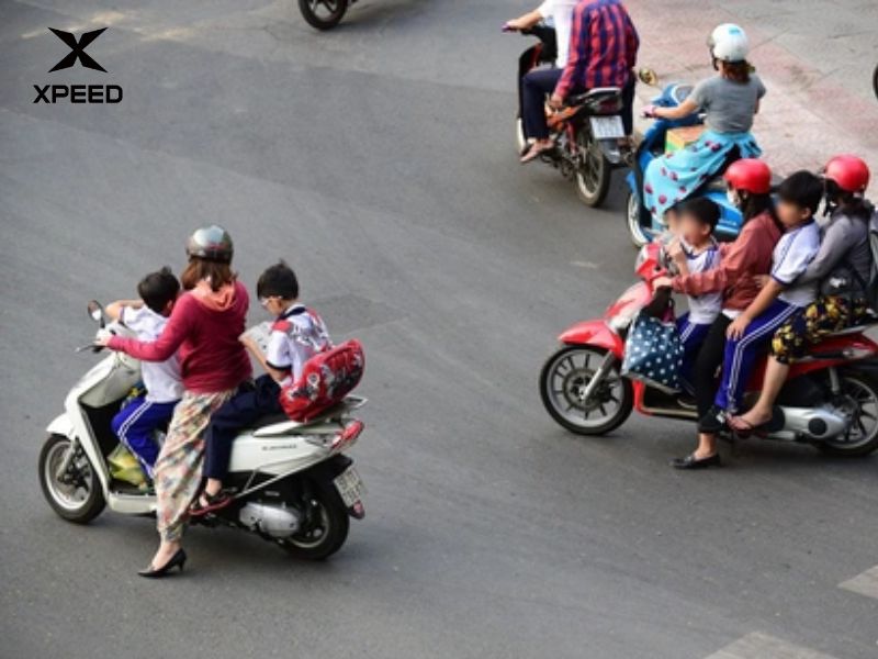 Trẻ em không đội mũ bảo hiểm