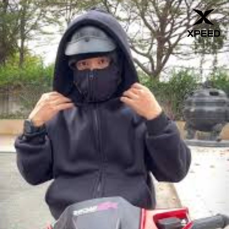 Trùm áo khoác qua đầu